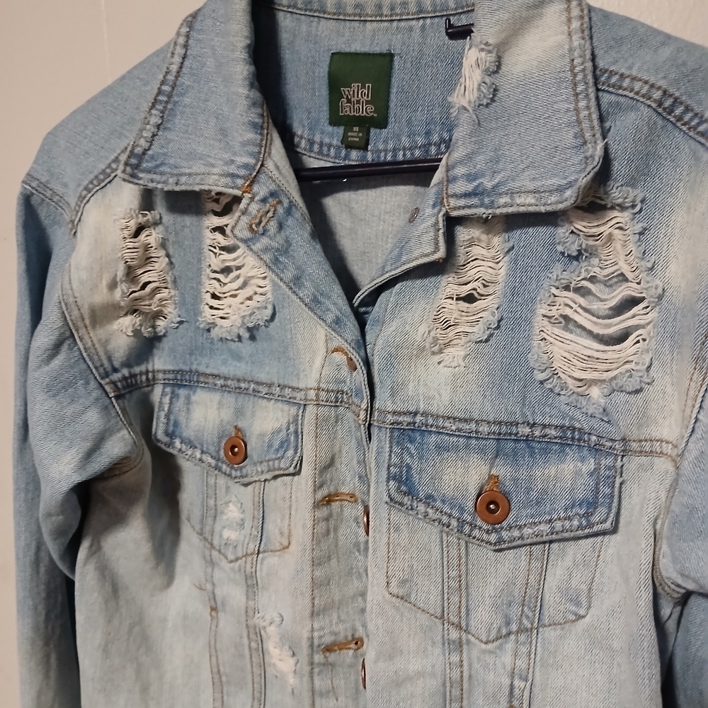 Wild fable ladies jean jacket.  Ripped. Size XS. - Picture 9 of 9
